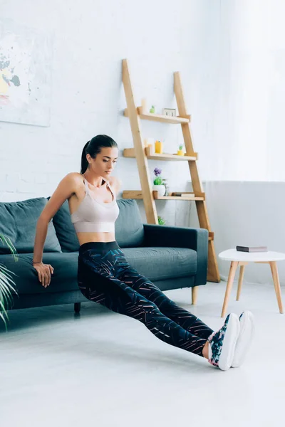 Enfoque Selectivo Del Entrenamiento Deportista Forma Cerca Del Sofá Casa — Foto de Stock