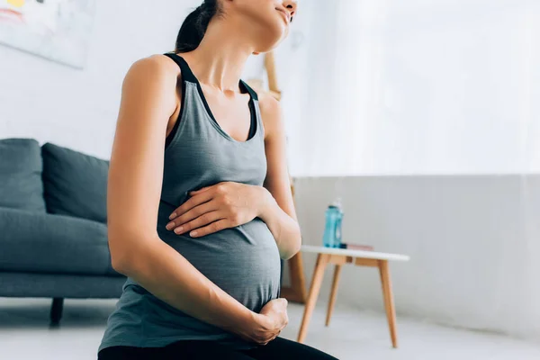 Beskuren Utsikt Över Gravid Kvinna Röra Magen Hemma — Stockfoto