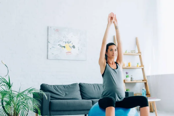 Joven Deportista Embarazada Entrenando Pelota Fitness Sala Estar — Foto de Stock