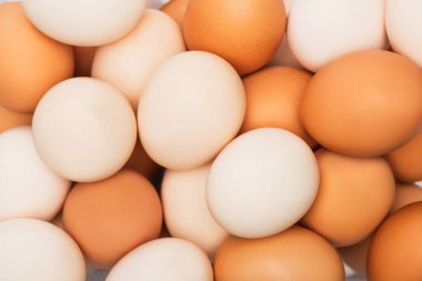 Renkli taze tavuk yumurtalarının üst görüntüsü