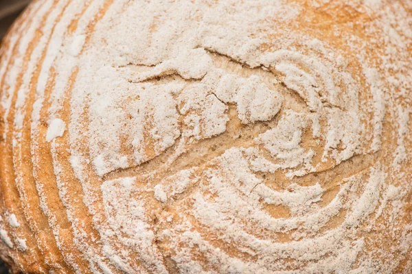 Vista Perto Crosta Pão Cozido Forno Fresco Com Farinha — Fotografia de Stock