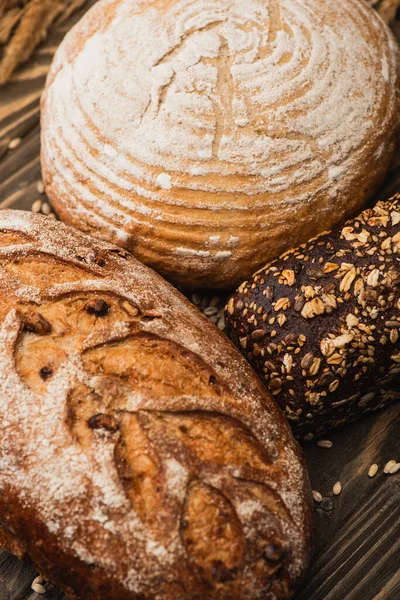 Närbild Nybakade Bröd Limpor Träytan — Stockfoto