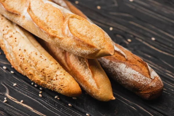 Pains Baguette Frais Cuits Four Sur Une Surface Bois — Photo