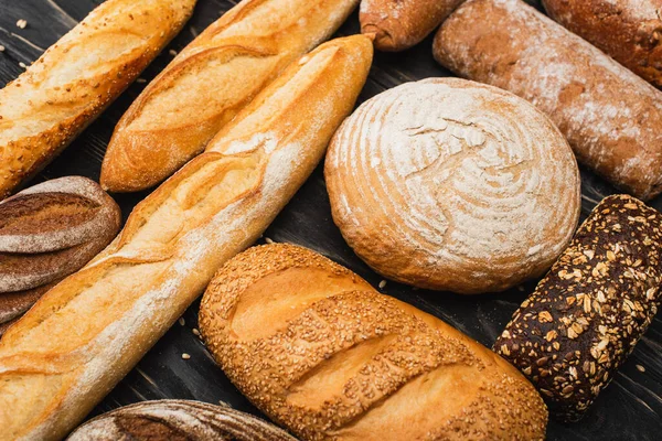 Roti Panggang Segar Roti Permukaan Hitam Kayu — Stok Foto