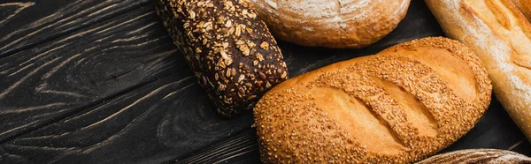 Roti Panggang Segar Roti Permukaan Hitam Kayu Panorama Ditembak — Stok Foto