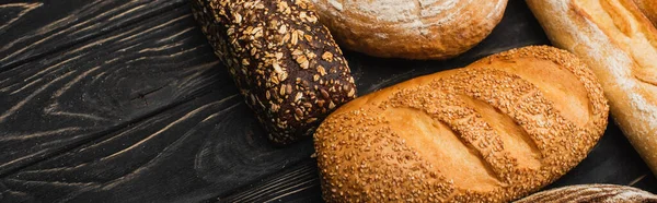 Vers Gebakken Brood Broden Houten Zwarte Ondergrond Panoramisch Schot — Stockfoto