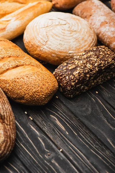Roti Panggang Segar Roti Permukaan Hitam Kayu — Stok Foto