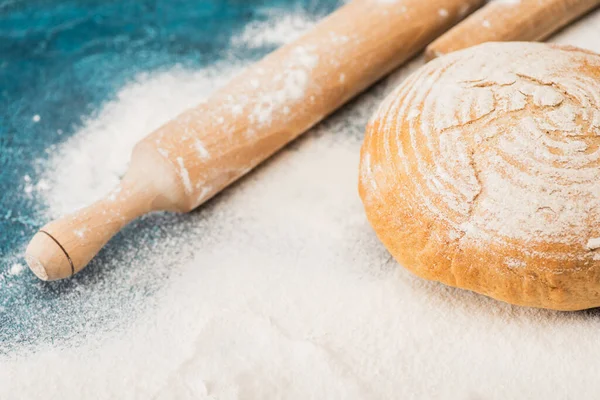 Frisch Gebackenes Brot Und Nudelholz Auf Mehl — Stockfoto