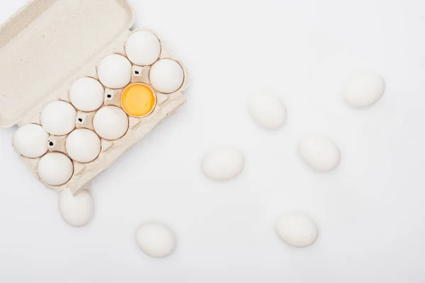 Widok Góry Świeżych Jaj Kurzych Żółtka Pudełku Kartonowym Izolowane Białym — Zdjęcie stockowe