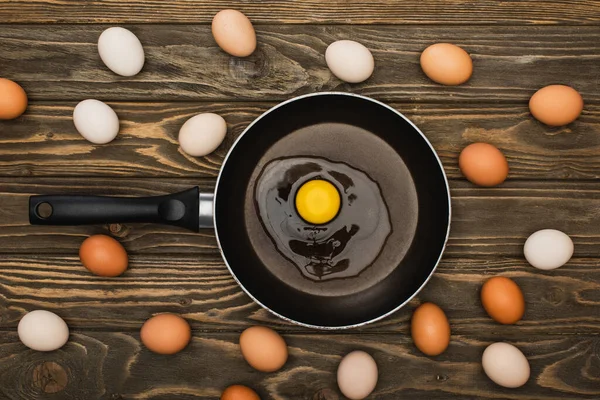 Vista Dall Alto Uova Pollo Fresche Padella Superficie Legno — Foto Stock