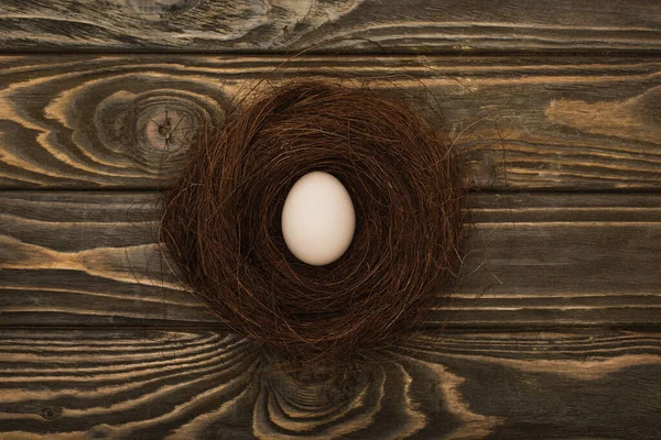 Vue Dessus Œuf Poulet Frais Dans Nid Sur Surface Bois — Photo