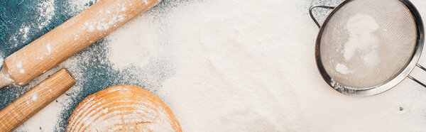 вид сверху на свежий хлеб хлеба хлеба буханку рядом с катком и сито на муке, панорамный снимок
