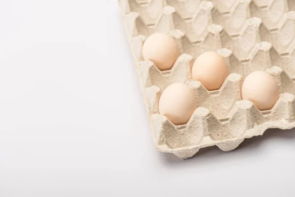 Close Zicht Verse Kippeneieren Kartonnen Eierschaal Witte Achtergrond — Stockfoto