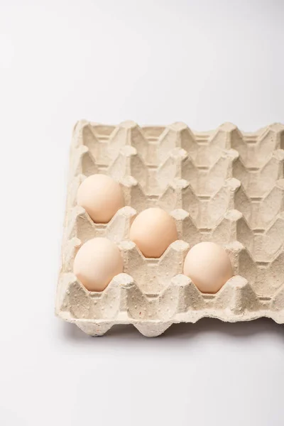 Huevos Gallina Frescos Bandeja Cartón Sobre Fondo Blanco —  Fotos de Stock