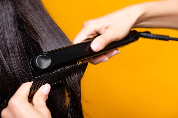 Vista Cortada Cabeleireiro Usando Alisador Cabelo Pente Isolado Amarelo — Fotografia de Stock