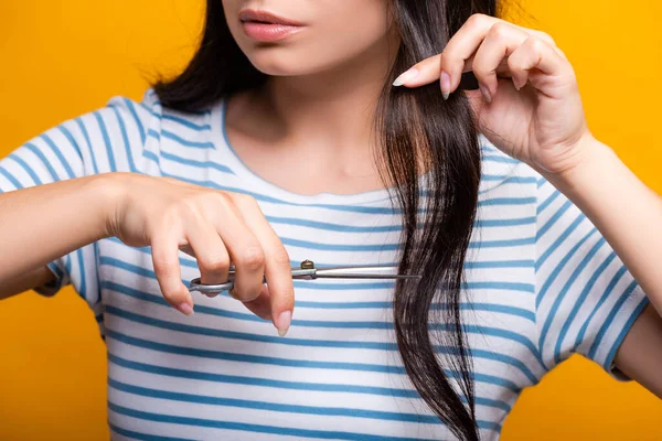 Vue Recadrée Femme Brune Coupant Les Cheveux Isolés Sur Jaune — Photo