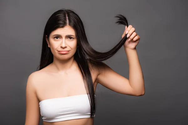 Chateado Morena Cabelos Longos Mulher Mostrando Pontas Duplas Isolado Preto — Fotografia de Stock