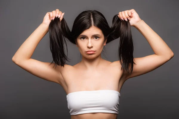 Upset Brunette Woman Holding Damaged Hair Isolated Black — Stock Photo, Image