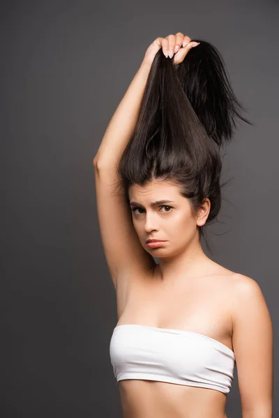 Αναστατωμένος Μελαχρινή Γυναίκα Κρατώντας Κατεστραμμένα Μαλλιά Απομονώνονται Μαύρο — Φωτογραφία Αρχείου