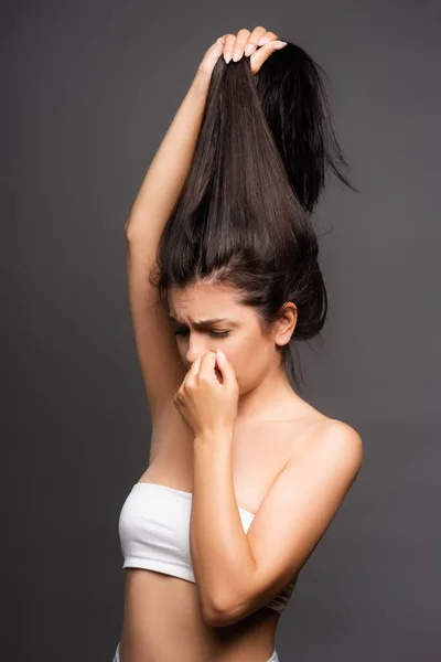 Zdenerwowana Brunetka Kobieta Trzyma Zniszczone Włosy Odizolowane Czarny — Zdjęcie stockowe
