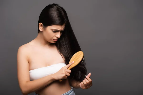 Mujer Morena Preocupada Cepillando Pelo Aislado Negro — Foto de Stock