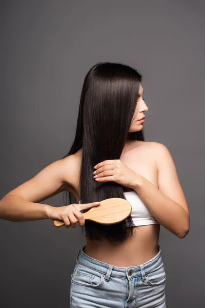 Oříznutý Pohled Bruneta Žena Kartáčování Lesklé Vlasy Izolované Černé — Stock fotografie