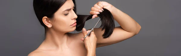 Mulher Morena Nua Cortando Cabelo Isolado Preto Tiro Panorâmico — Fotografia de Stock