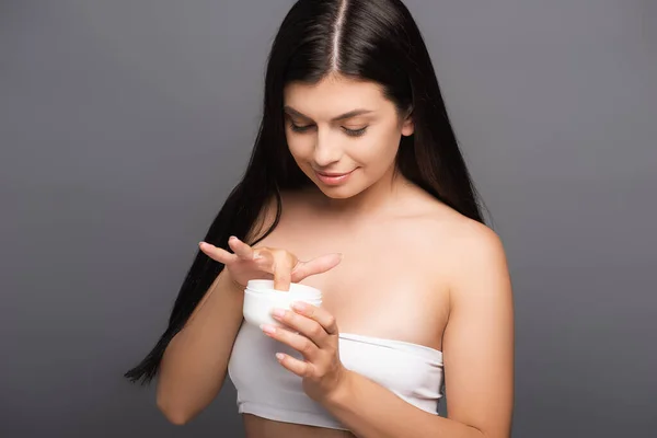 Morena Mujer Aplicando Mascarilla Los Dedos Aislados Negro — Foto de Stock