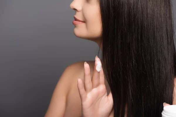 Vista Cortada Mulher Morena Mostrando Máscara Cabelo Dedos Isolados Preto — Fotografia de Stock