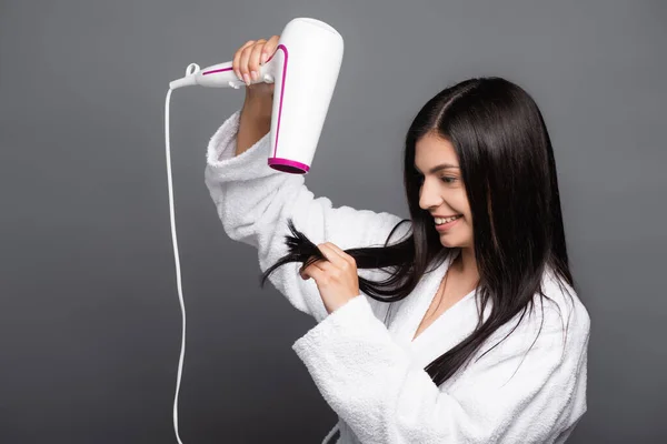 Morena Mujer Pelo Largo Albornoz Usando Secador Pelo Aislado Negro — Foto de Stock