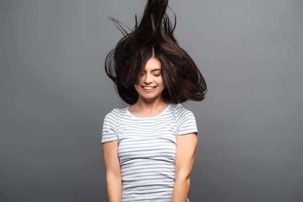 Brunetka Dlouhé Vlasy Žena Skákání Usmívání Izolované Černé — Stock fotografie