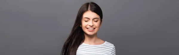 Brunette Langharige Vrouw Met Gesloten Ogen Glimlachen Geïsoleerd Zwart Panoramisch — Stockfoto