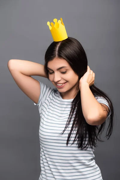 Morena Cabelos Compridos Mulher Papel Coroa Com Olhos Fechados Sorrindo — Fotografia de Stock