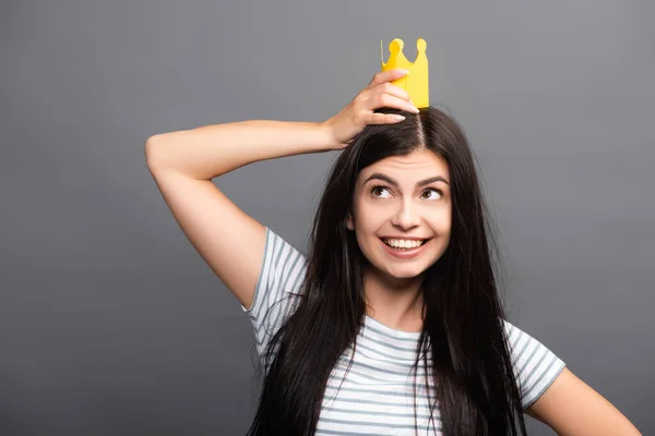 Morena Pelo Largo Mujer Papel Corona Sonriendo Aislado Negro — Foto de Stock