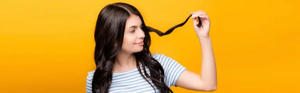 Brunette Woman Looking Curl Isolated Yellow Panoramic Shot — Stock Photo, Image