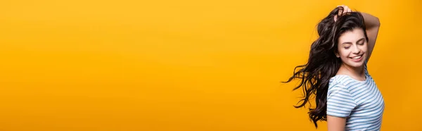 Вітер Дме Через Брюнетку Волосся Жінки Завитками Ізольовані Жовтому Панорамний — стокове фото