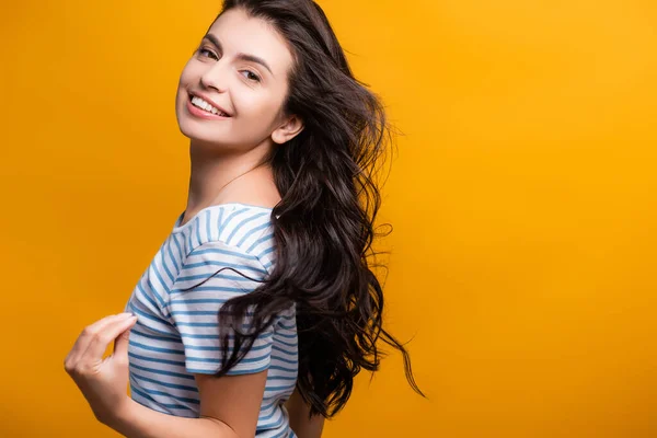 Viento Soplando Través Pelo Morena Mujer Con Rizos Aislados Amarillo — Foto de Stock