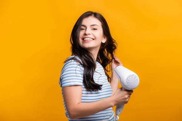 Morena Mujer Con Rizos Usando Secador Pelo Aislado Amarillo —  Fotos de Stock