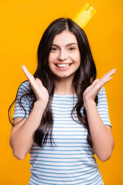 Brunette Vrouw Papier Kroon Glimlachen Geïsoleerd Geel — Stockfoto