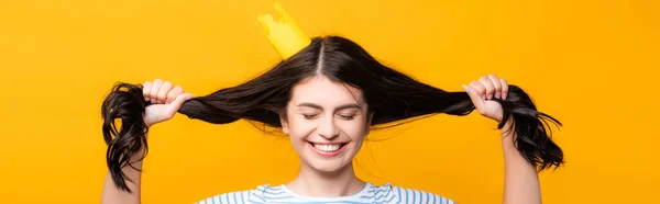 Mulher Morena Coroa Papel Com Olhos Fechados Segurando Cabelo Sorrindo — Fotografia de Stock