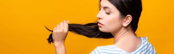 Pohled Zezadu Bruneta Žena Drží Vlasy Izolované Žluté Panoramatický Záběr — Stock fotografie