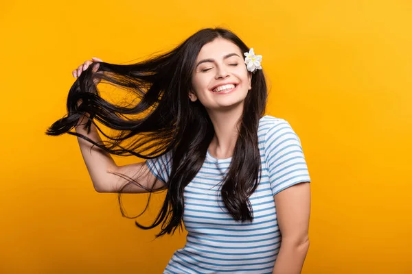 Brunetta Giovane Donna Con Fiori Capelli Gli Occhi Chiusi Sorridente — Foto Stock