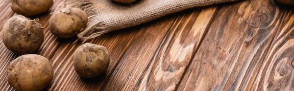 汚れたジャガイモと木のテーブルの上のバラップパノラマショット — ストック写真