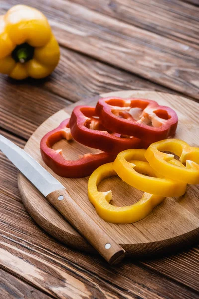 Selective Focus Colorful Sliced Bell Peppers Wooden Cutting Board Knife — Stock Photo, Image