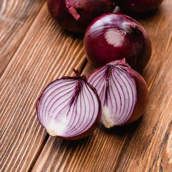 Vista Cerca Las Mitades Cebolla Roja Mesa Madera — Foto de Stock