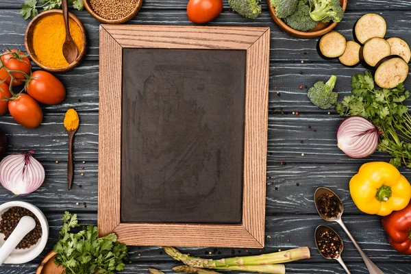 新鮮なカラフルな野菜や木のテーブルの上の空の黒板の眺め — ストック写真