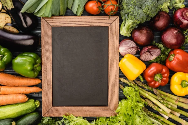 Top View Fresh Colorful Vegetables Empty Chalkboard — Stock Photo, Image