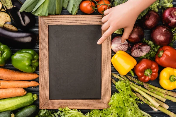 Vista Recortada Persona Apuntando Pizarra Vacía Cerca Verduras Frescas Colores —  Fotos de Stock