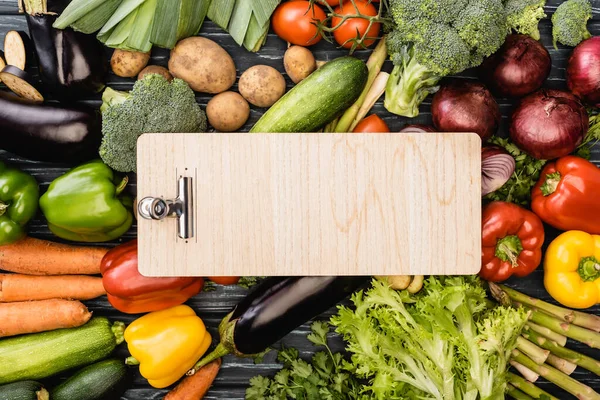 Vue Dessus Des Légumes Colorés Frais Autour Presse Papiers Bois — Photo