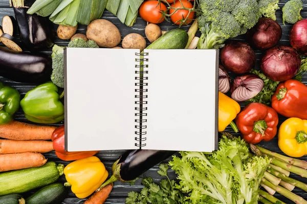 Tilikan Atas Sayuran Berwarna Warni Segar Sekitar Notebook Kosong — Stok Foto